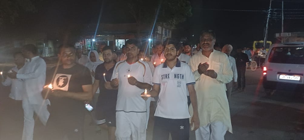 शामली में माजरा रोड पर पुतला दहन करने से पूर्व प्रदर्शन करते एबीवीपी के कार्यकर्ता । संवाद शामली में माजरा रोड पर पुतला दहन करने से पूर्व प्रदर्शन करते एबीवीपी के कार्यकर्ता । संवाद