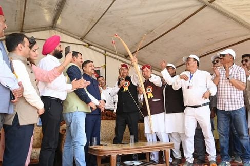ठियोग की मुंडू पंचायत के खनार मैदान में ठोडा की राज्य स्तरीय प्रतियोगिता के दूसरे दिन नेता प्रत ठियोग की मुंडू पंचायत के खनार मैदान में ठोडा की राज्य स्तरीय प्रतियोगिता के दूसरे दिन नेता प्रत
