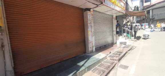 दियोटसिद्ध में पहलगाम हमले के विरोध में प्रदर्शन करते लोग। संवाद।