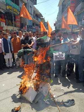 दियोटसिद्ध में पहलगाम हमले के विरोध में प्रदर्शन करते लोग। संवाद।