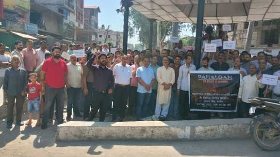 दियोटसिद्ध में पहलगाम हमले के विरोध में प्रदर्शन करते लोग। संवाद।