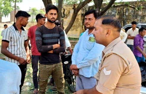 उझानी में बिजली उपकेंद्र पर प्रदर्शन करते ग्रामीण। संवाद उझानी में बिजली उपकेंद्र पर प्रदर्शन करते ग्रामीण। संवाद