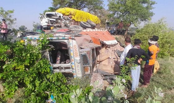 उसावां में मुरादाबाद -फर्रुखाबाद हाइवे पर हादसे के बाद क्षतिग्रस्त ट्रक। संवाद उसावां में मुरादाबाद -फर्रुखाबाद हाइवे पर हादसे के बाद क्षतिग्रस्त ट्रक। संवाद