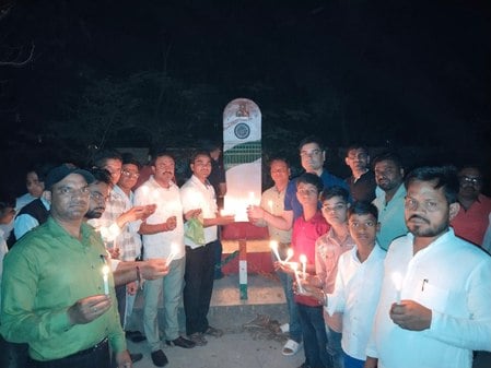 आंवला। हाथों में मोमबत्ती लिए युवा वाहिनी कार्यकर्ता-संवाद आंवला। हाथों में मोमबत्ती लिए युवा वाहिनी कार्यकर्ता-संवाद