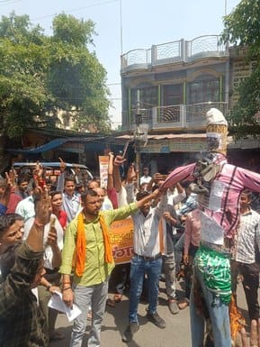 आंवला। हाथों में मोमबत्ती लिए युवा वाहिनी कार्यकर्ता-संवाद आंवला। हाथों में मोमबत्ती लिए युवा वाहिनी कार्यकर्ता-संवाद