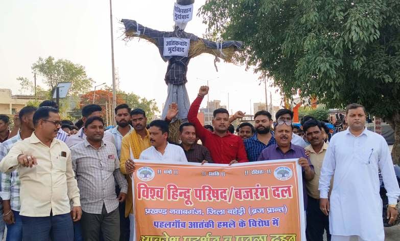 आंवला। हाथों में मोमबत्ती लिए युवा वाहिनी कार्यकर्ता-संवाद आंवला। हाथों में मोमबत्ती लिए युवा वाहिनी कार्यकर्ता-संवाद
