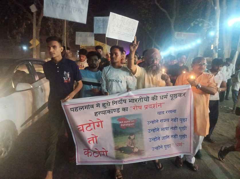 आंवला। हाथों में मोमबत्ती लिए युवा वाहिनी कार्यकर्ता-संवाद आंवला। हाथों में मोमबत्ती लिए युवा वाहिनी कार्यकर्ता-संवाद