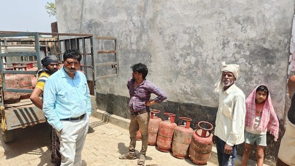 बहेड़ी। सिलेंडर की दुकान में छापा मार कार्रवाई करती पूर्ति निरीक्षक व सीओ बहेड़ी। सिलेंडर की दुकान में छापा मार कार्रवाई करती पूर्ति निरीक्षक व सीओ