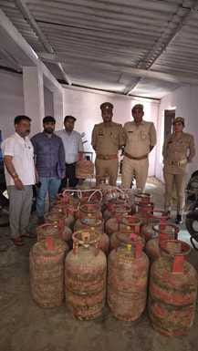 बहेड़ी। सिलेंडर की दुकान में छापा मार कार्रवाई करती पूर्ति निरीक्षक व सीओ बहेड़ी। सिलेंडर की दुकान में छापा मार कार्रवाई करती पूर्ति निरीक्षक व सीओ