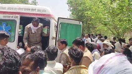 बरेली रोड पर गांव ब्रह्मपुर के पास हादसे के बाद खंती में पलटी पड़ी इको कार। संवाद