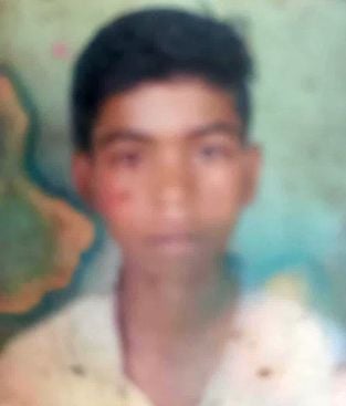 चौराडीह गांव में फांसी से हुई मौत के बाद घटना की जांच करती पुलिस। संवाद चौराडीह गांव में फांसी से हुई मौत के बाद घटना की जांच करती पुलिस। संवाद