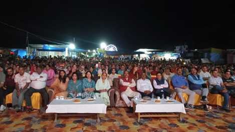 जाहू मेवा उत्सव में प्रसिद्ध लोक गायक राम ठाकुर अपनी प्रस्तृति देते हुए। संवाद जाहू मेवा उत्सव में प्रसिद्ध लोक गायक राम ठाकुर अपनी प्रस्तृति देते हुए। संवाद