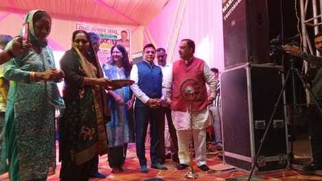 जाहू मेवा उत्सव में प्रसिद्ध लोक गायक राम ठाकुर अपनी प्रस्तृति देते हुए। संवाद जाहू मेवा उत्सव में प्रसिद्ध लोक गायक राम ठाकुर अपनी प्रस्तृति देते हुए। संवाद