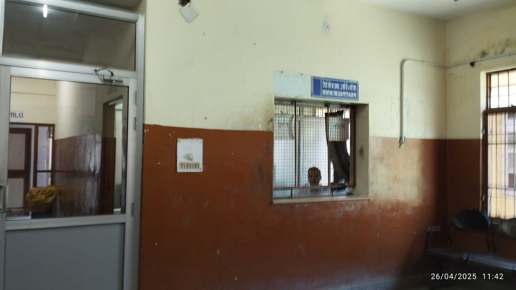 जिला अस्पताल ने क्रस्ना लैब के बाहर लगी मरीजों की करार। संवाद जिला अस्पताल ने क्रस्ना लैब के बाहर लगी मरीजों की करार। संवाद