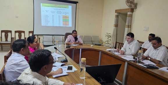कलेक्ट्रेट सभागार में आयोजित हुई बैठक में दिशा निर्देश देते हुए कलेक्टर डॉ मंजू और उपस्थित अधिक