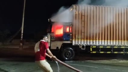 कोयले से भरे कंटेनर ट्रक में लगी भीषण कोयले से भरे कंटेनर ट्रक में लगी भीषण