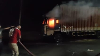 कोयले से भरे कंटेनर ट्रक में लगी भीषण कोयले से भरे कंटेनर ट्रक में लगी भीषण