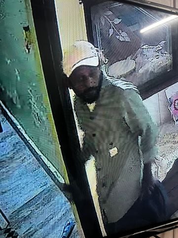महेश नगर में आढ़ती के घर पर हुई चोरी के बाद एक घर में लगे सीसीटीवी को चैक करते हुए लोग: संवाद