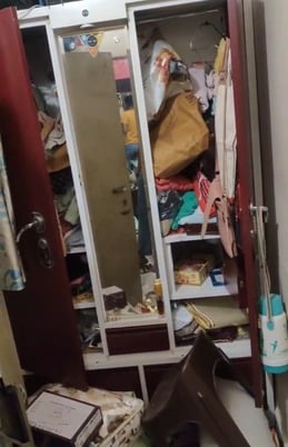 महेश नगर में आढ़ती के घर पर हुई चोरी के बाद एक घर में लगे सीसीटीवी को चैक करते हुए लोग: संवाद