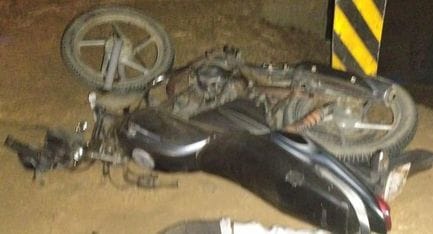 मृतक खंदारी सिंह के घर पर विलाप करती महिलाएं। संवाद