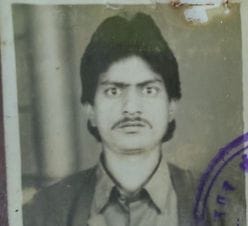 मृतक खंदारी सिंह के घर पर विलाप करती महिलाएं। संवाद