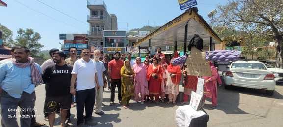 पहलगाम में हुए आंतकी हमले के विरोध में आवाहदेवी कस्बा में आक्र ोश रैली निकालते ग्रामीण एवं अन्य