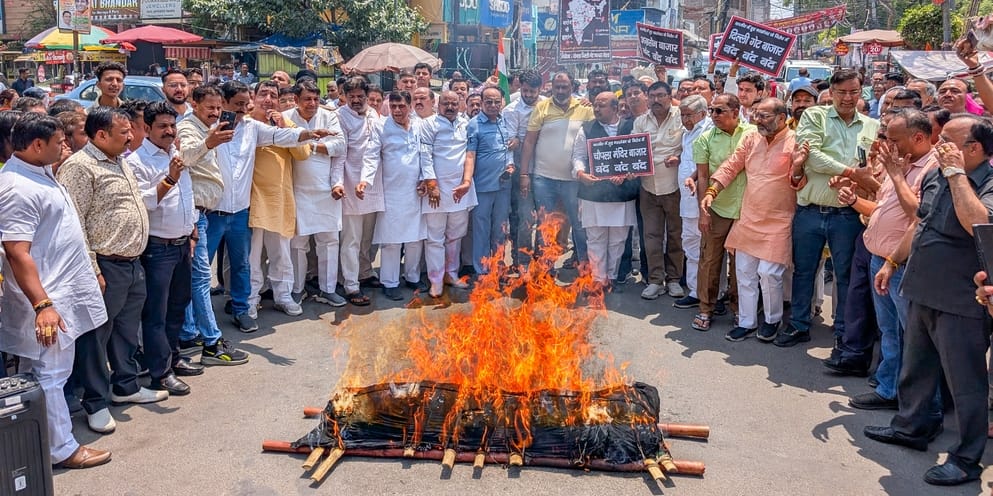 पहलगाम में हुए आतंकी हमले के विरोध में सिहानी गेट बाजार में दुकानों पर लगा ताला। संवाद पहलगाम में हुए आतंकी हमले के विरोध में सिहानी गेट बाजार में दुकानों पर लगा ताला। संवाद