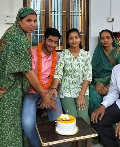 प्रियांशी राधे से केक कटवाकर अमर उजाला ने बढ़ाया हौसला। संवाद प्रियांशी राधे से केक कटवाकर अमर उजाला ने बढ़ाया हौसला। संवाद