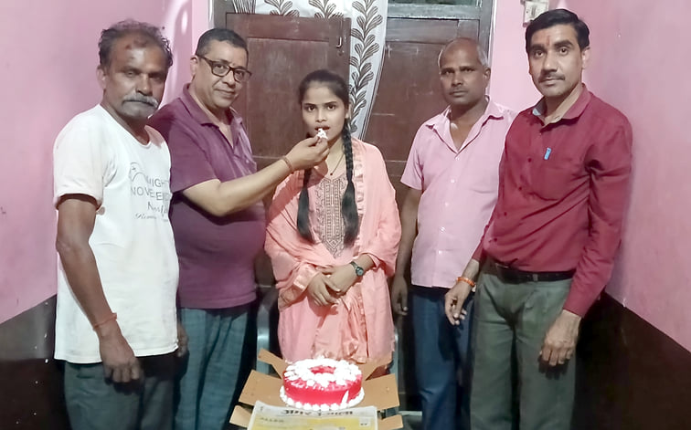 रेहड़ में इंटर की टॉपर जुल्फनाज के घर पर अमर उजाला की ओर से केक काटकर दी गई बधाई। संवाद रेहड़ में इंटर की टॉपर जुल्फनाज के घर पर अमर उजाला की ओर से केक काटकर दी गई बधाई। संवाद