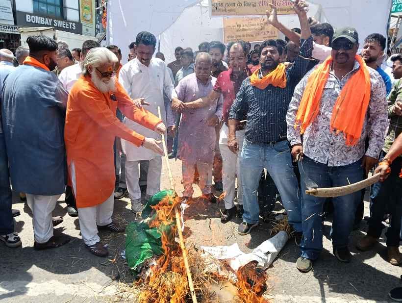 दो खंभा चौक पर नारेबाजी करते हुए अंजुमन इस्लाहुल मुस्लिमीन सोसाइटी के सदस्य। संवाद दो खंभा चौक पर नारेबाजी करते हुए अंजुमन इस्लाहुल मुस्लिमीन सोसाइटी के सदस्य। संवाद