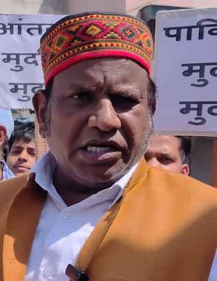 दो खंभा चौक पर नारेबाजी करते हुए अंजुमन इस्लाहुल मुस्लिमीन सोसाइटी के सदस्य। संवाद दो खंभा चौक पर नारेबाजी करते हुए अंजुमन इस्लाहुल मुस्लिमीन सोसाइटी के सदस्य। संवाद
