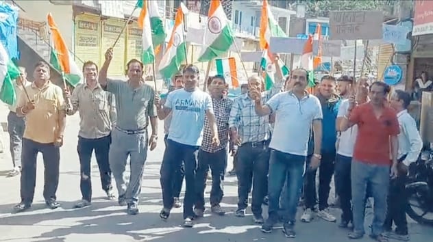 देहरा की हरिपुर बाज़ार में व्यापार मंडल के सदस्य विभिन्न हिंदु संगठनों के साथ पाकिस्तान के ख देहरा की हरिपुर बाज़ार में व्यापार मंडल के सदस्य विभिन्न हिंदु संगठनों के साथ पाकिस्तान के ख