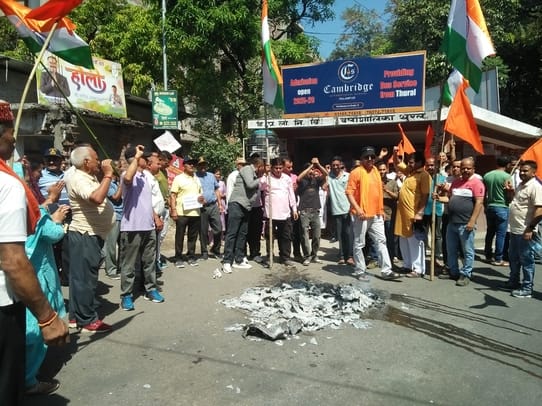 देहरा की हरिपुर बाज़ार में व्यापार मंडल के सदस्य विभिन्न हिंदु संगठनों के साथ पाकिस्तान के ख देहरा की हरिपुर बाज़ार में व्यापार मंडल के सदस्य विभिन्न हिंदु संगठनों के साथ पाकिस्तान के ख