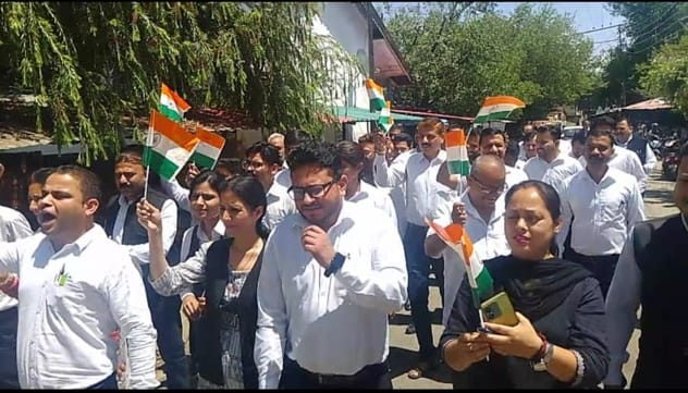 देहरा की हरिपुर बाज़ार में व्यापार मंडल के सदस्य विभिन्न हिंदु संगठनों के साथ पाकिस्तान के ख देहरा की हरिपुर बाज़ार में व्यापार मंडल के सदस्य विभिन्न हिंदु संगठनों के साथ पाकिस्तान के ख