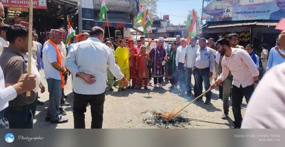 देहरा की हरिपुर बाज़ार में व्यापार मंडल के सदस्य विभिन्न हिंदु संगठनों के साथ पाकिस्तान के ख देहरा की हरिपुर बाज़ार में व्यापार मंडल के सदस्य विभिन्न हिंदु संगठनों के साथ पाकिस्तान के ख