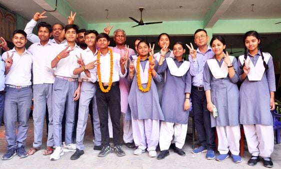 द्रौपदी देवी विद्या मंदिर इंटर कॉलेज में स्टाॅफ के साथ खुशी मनाते छात्र-छात्राएं।स्रोत-संस्थान द्रौपदी देवी विद्या मंदिर इंटर कॉलेज में स्टाॅफ के साथ खुशी मनाते छात्र-छात्राएं।स्रोत-संस्थान