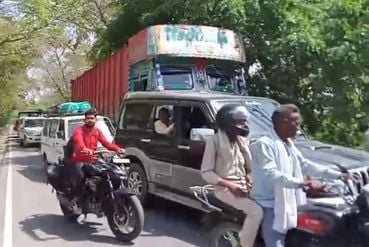विद्युत की अघौषित कटौती के विरोध में असरासी उपकेंद्र के सामने रोड पर जाम लगाते ग्रामीण। संवाद