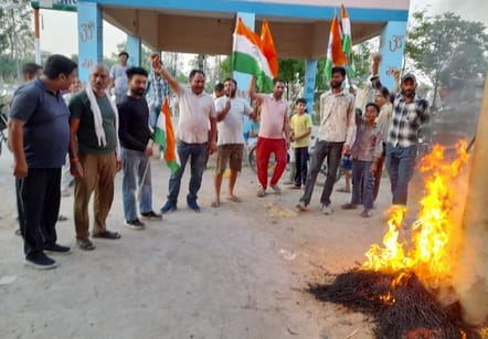 अंबाला छावनी के सेक्टर 34 के निवासी पहलगाम में हुए शहीदों को श्रद्धांजलि अर्पित करते हुए। प्रवक