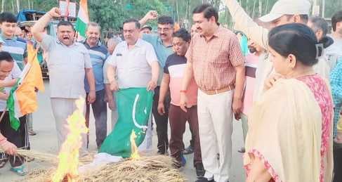 अंबाला छावनी के सेक्टर 34 के निवासी पहलगाम में हुए शहीदों को श्रद्धांजलि अर्पित करते हुए। प्रवक