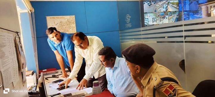 अधिकारियों को निर्देश देते जिला कलेक्टर, कंट्रोल रूम का निरीक्षण करते कलेक्टर