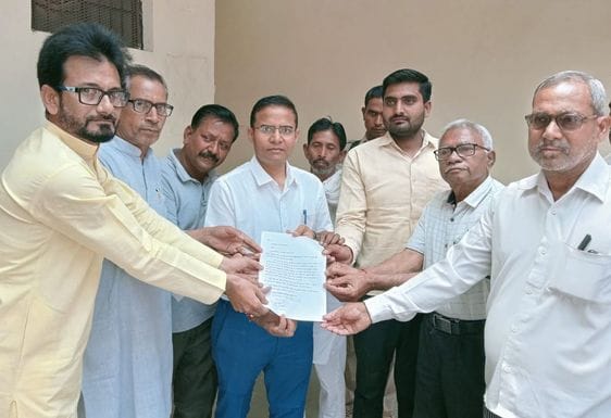बिसौली में चेयरमैन के साथ सभासद विरोध प्रदर्शन करते हुए। संवाद बिसौली में चेयरमैन के साथ सभासद विरोध प्रदर्शन करते हुए। संवाद