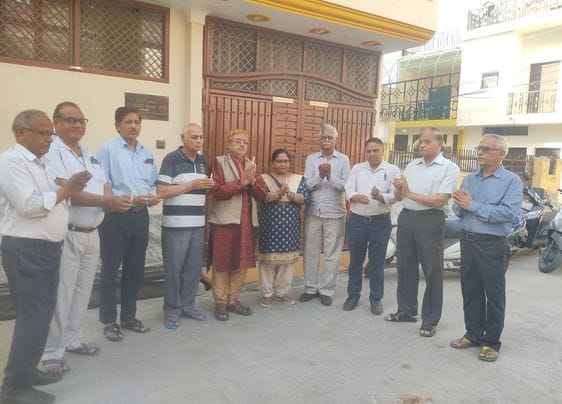 बिसौली में चेयरमैन के साथ सभासद विरोध प्रदर्शन करते हुए। संवाद बिसौली में चेयरमैन के साथ सभासद विरोध प्रदर्शन करते हुए। संवाद