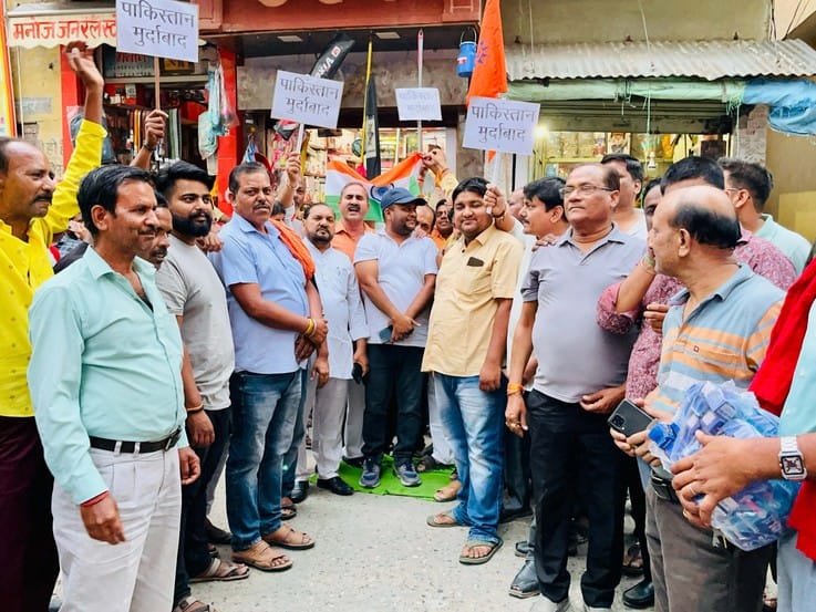बिसौली में चेयरमैन के साथ सभासद विरोध प्रदर्शन करते हुए। संवाद बिसौली में चेयरमैन के साथ सभासद विरोध प्रदर्शन करते हुए। संवाद