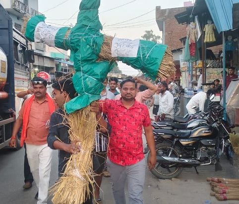 बिसौली में चेयरमैन के साथ सभासद विरोध प्रदर्शन करते हुए। संवाद बिसौली में चेयरमैन के साथ सभासद विरोध प्रदर्शन करते हुए। संवाद