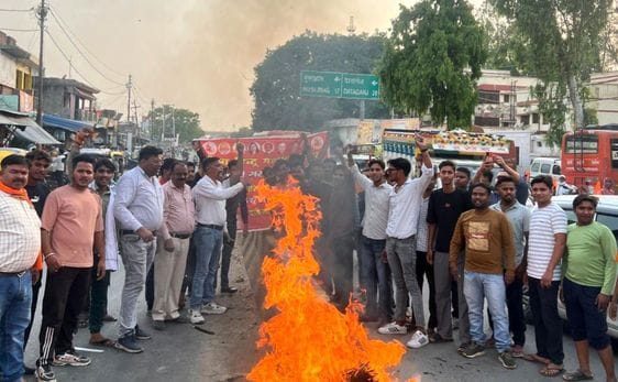 बिसौली में चेयरमैन के साथ सभासद विरोध प्रदर्शन करते हुए। संवाद बिसौली में चेयरमैन के साथ सभासद विरोध प्रदर्शन करते हुए। संवाद