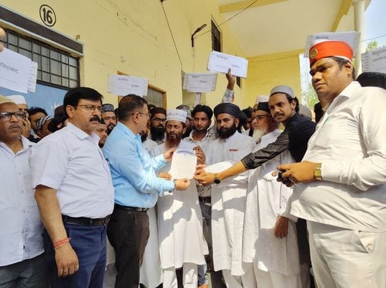 बिसौली में चेयरमैन के साथ सभासद विरोध प्रदर्शन करते हुए। संवाद बिसौली में चेयरमैन के साथ सभासद विरोध प्रदर्शन करते हुए। संवाद