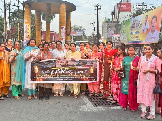 बिसौली में चेयरमैन के साथ सभासद विरोध प्रदर्शन करते हुए। संवाद बिसौली में चेयरमैन के साथ सभासद विरोध प्रदर्शन करते हुए। संवाद