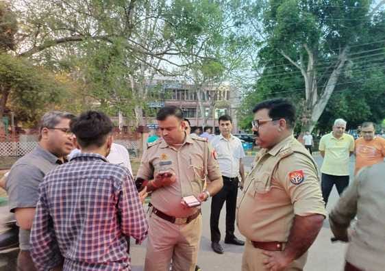 इकरार अहमद....कश्मीर के पहलगाम में हुई घटना को लेकर बुढ़ाना गेट पर लगा मेरठ बंद का बैनर। इकरार अहमद....कश्मीर के पहलगाम में हुई घटना को लेकर बुढ़ाना गेट पर लगा मेरठ बंद का बैनर।