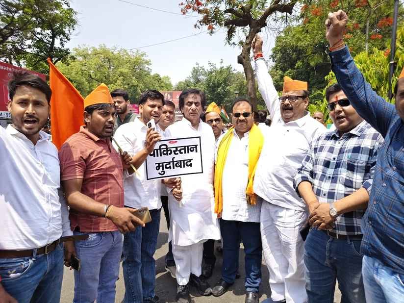 इकरार अहमद....कश्मीर के पहलगाम में हुई घटना को लेकर बुढ़ाना गेट पर लगा मेरठ बंद का बैनर। इकरार अहमद....कश्मीर के पहलगाम में हुई घटना को लेकर बुढ़ाना गेट पर लगा मेरठ बंद का बैनर।