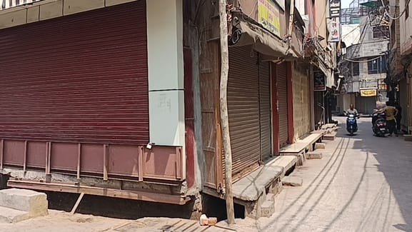इकरार अहमद....कश्मीर के पहलगाम में हुई घटना को लेकर बुढ़ाना गेट पर लगा मेरठ बंद का बैनर। इकरार अहमद....कश्मीर के पहलगाम में हुई घटना को लेकर बुढ़ाना गेट पर लगा मेरठ बंद का बैनर।
